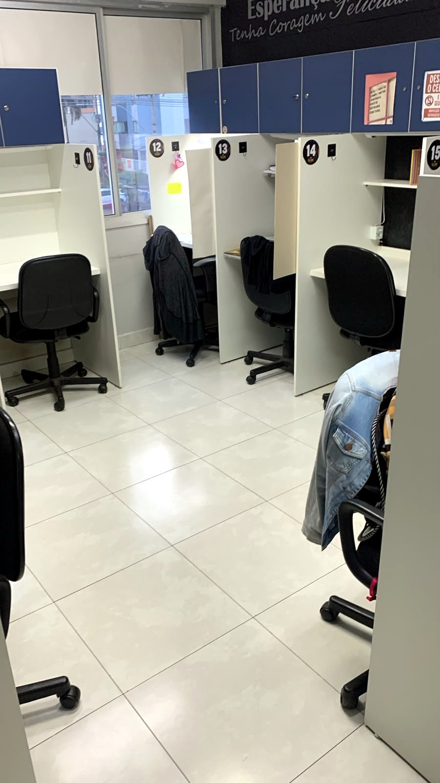 Mesas de estudo da unidade Águas Claras