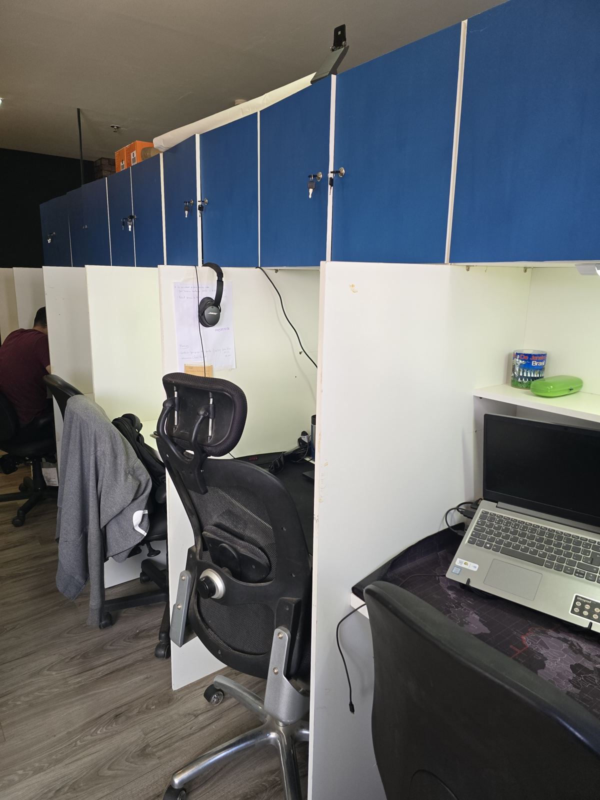 Cabine individual de estudo com notebook e fones de ouvido