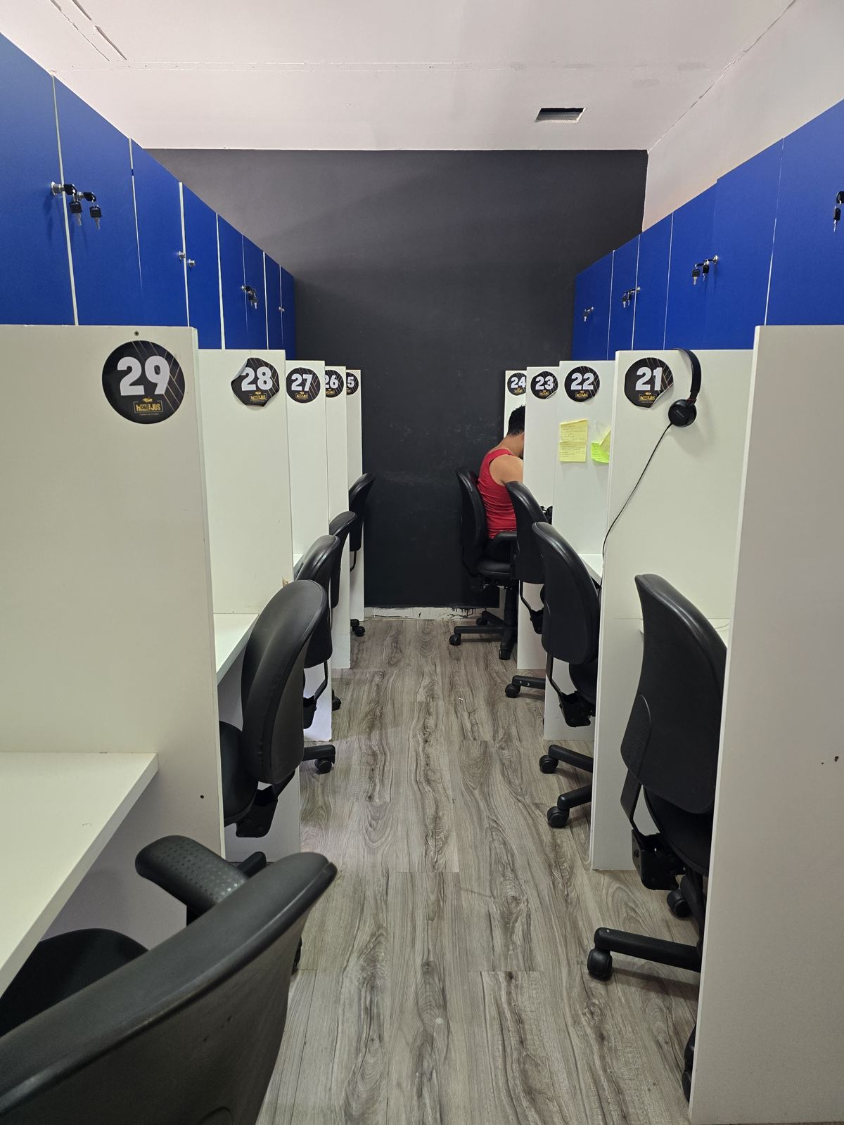 Corredor de cabines individuais numeradas da HOMEJUS
