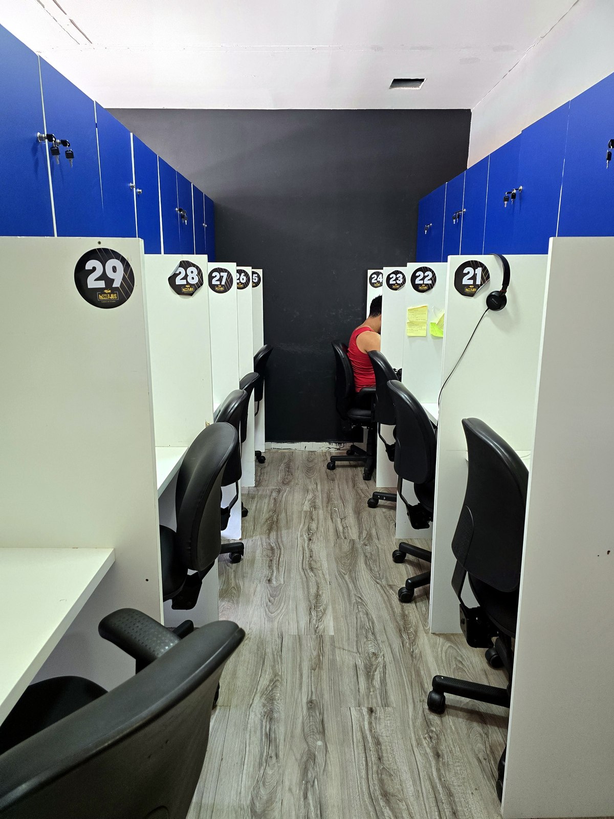 Corredor de cabines individuais numeradas da HOMEJUS