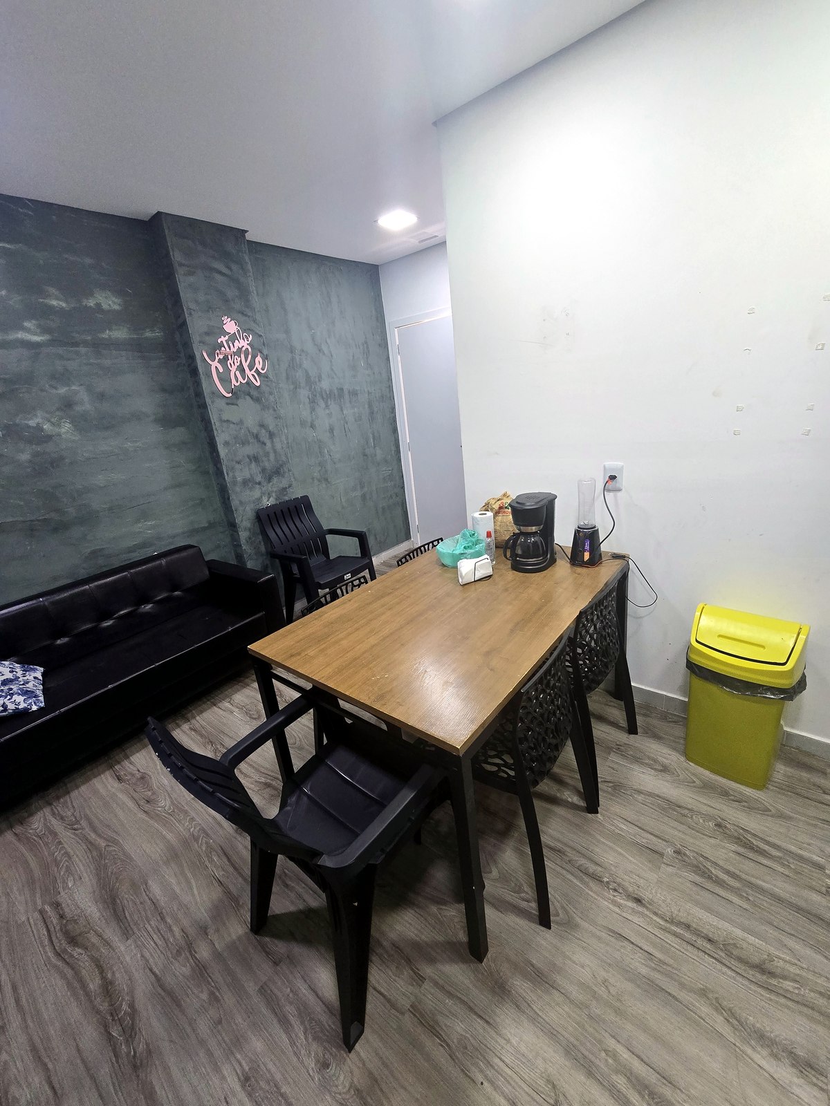 Copa completa da unidade Samambaia Sul, com sofá e cantinho do café